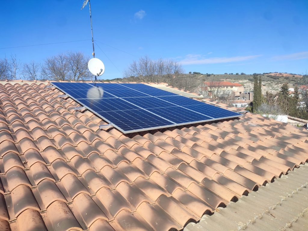 Placas solares sobre un tejado